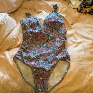 One piece with stomach rouching